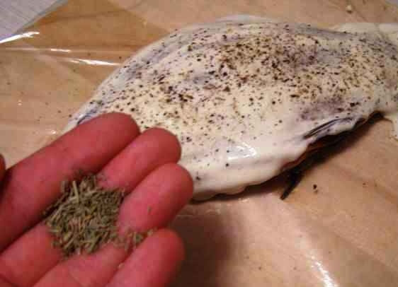 1. Этап. Карась в сметане: Посыпаем розмаринчиком. Это опционально, но лично мне розмарин помогает убить не очень приятный речной привкус карася.