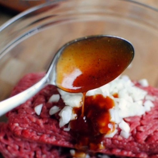 1. Этап. Классический мясной рулет: Туда же добавляем соус для барбекю (покупной или домашний).