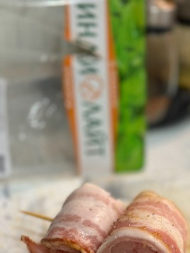 1. Этап. Шашлык из мяса индейки в аэрогриле: Обе части рулета надеть на шпажку, предварительно замоченную в воде, для того, чтобы предотвратить возгорания при приготовлении пищи на высоких температурах (для данного количества продуктов понадобится 6 шпажек)