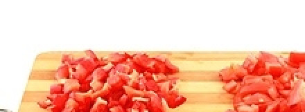 1. Этап. Суп с мясом в мультиварке: Также мелко нарезаем перец болгарский и помидоры.