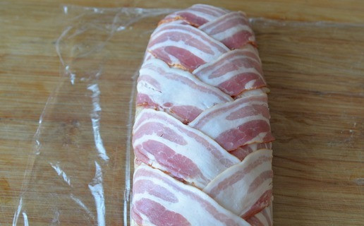 1. Этап. Полпеттоне из индейки: Сверху красиво внахлёст кладём полоски бекона.