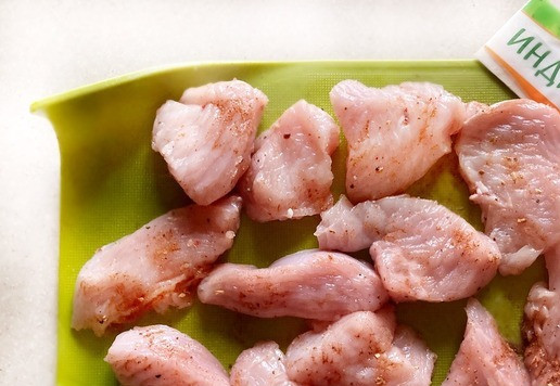 1. Этап. Слоёные башмачки с индейкой и овощами: Филе индейки нарежьте на небольшие кусочки (всего должно получиться 12 шт). Приправьте солью, перцем и паприкой. Оставить промариноваться в течение 30 мин.