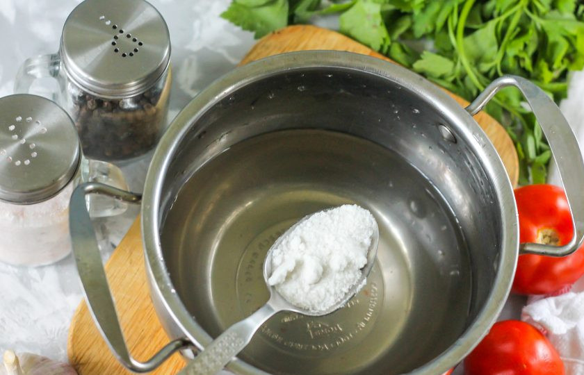 1. Этап. Десертные помидоры: Затем слейте жидкость в кастрюлю или ковш, всыпьте туда же соль и вскипятите рассол на плите. Выключите нагрев и влейте в него уксус, перемешайте.