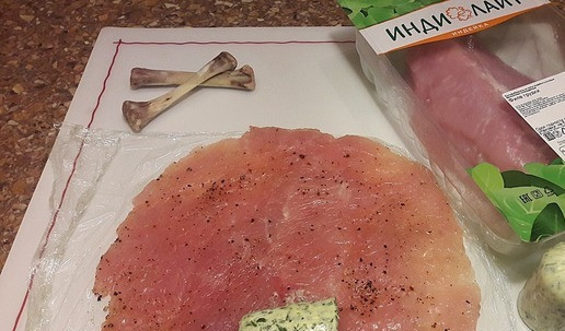 1. Этап. Котлеты по-киевски к Рождеству: В отбитую индейку положить кусочек ароматного масла. Я добавила косточку от куриной голени. Хотелось, чтобы котлетки были на косточке. Завернуть со всех сторон при помощи пленки в красивую котлетку