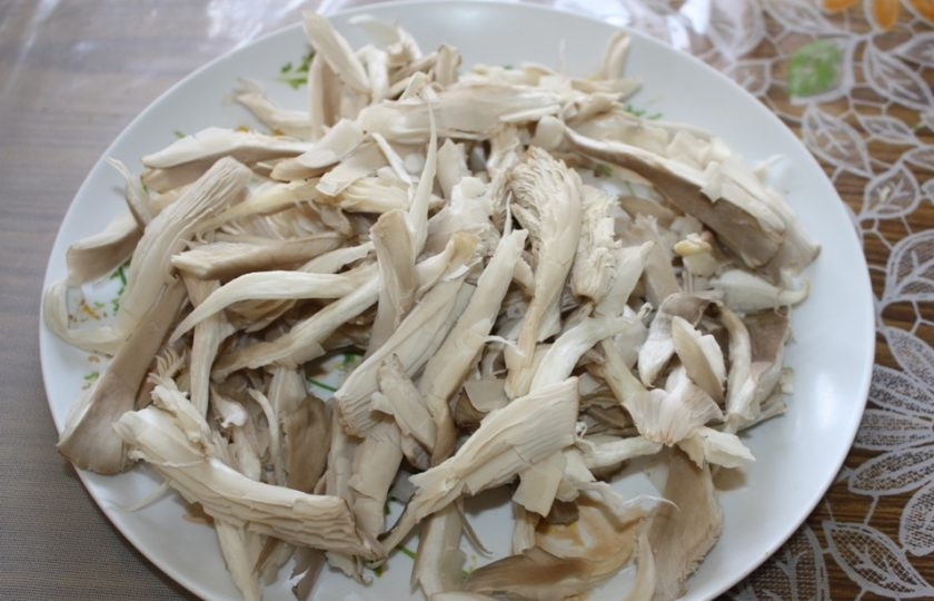 1. Этап. Жареные вешенки с луком: 1. Вымойте грибы и очистите их от тонкой кожуры, обрежьте край плодоножки. Нарежьте грибы небольшими полосками.