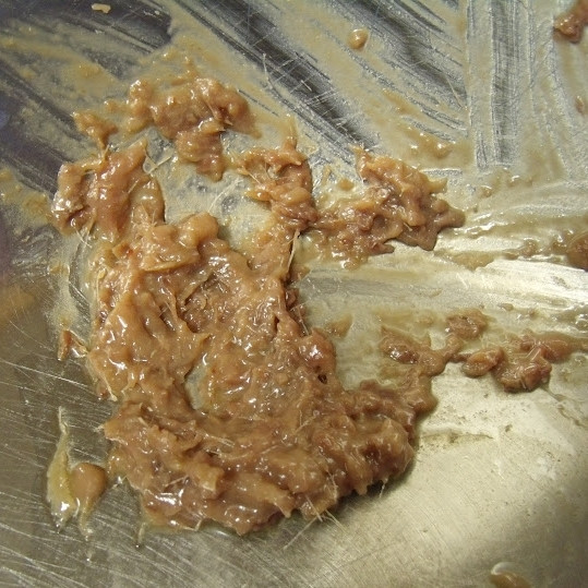 1. Этап. Соус Цезарь: При помощи задней стороны ложки или вилки измельчаем анчоусов до пастообразного состояния.