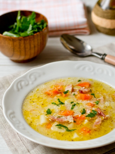 1. Этап. Суп Зоннтаг: Обжаренный бекон добавляем в суп, затем вводим сырое яйцо, тщательно перемешиваем и снимаем плиты. Даем настояться 10 минут под крышкой. Подаем суп на стол, приятного аппетита!