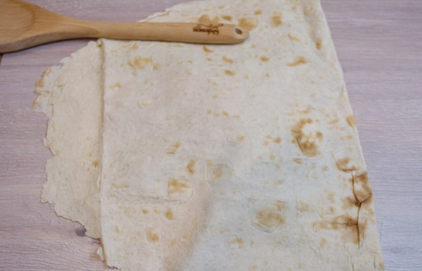 1. Этап. Рулетики из лаваша с курицей: Накройте второй половинкой лаваша.