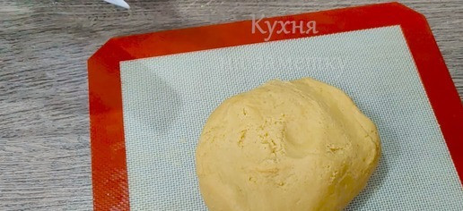 1. Этап. Пряничные медовые грибочки: Постепенно, в 2-3 этапа просеять муку и замесить мягкое, гладкое тесто.