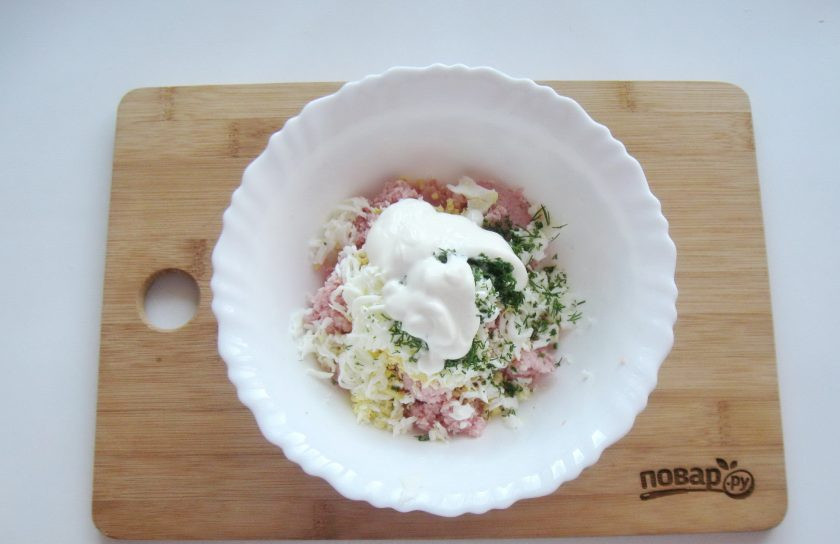 1. Этап. Паштет из ветчины: Добавьте сметану.