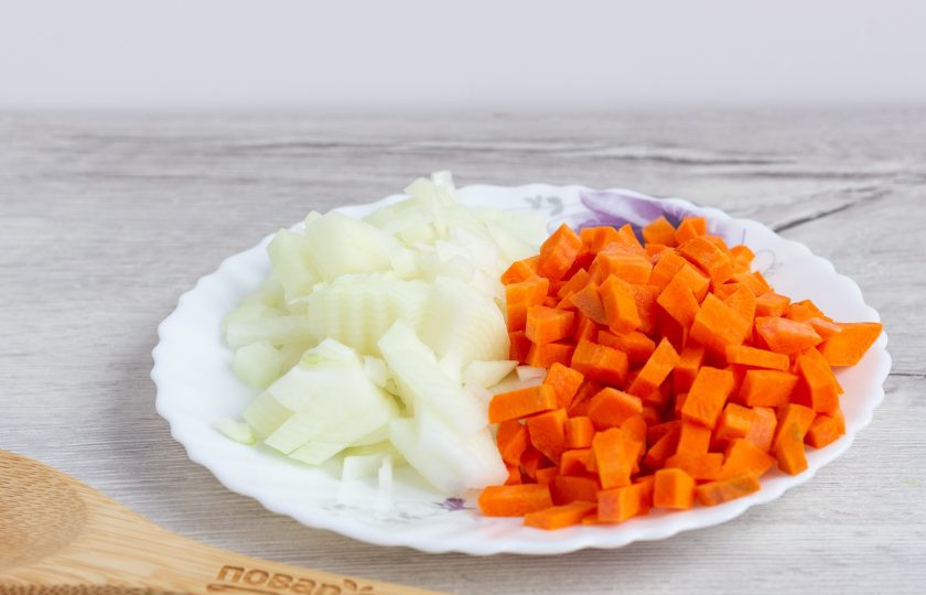 1. Этап. Почки по-русски: Лук и морковь нарежьте. Обжарьте в сковороде после картофеля.