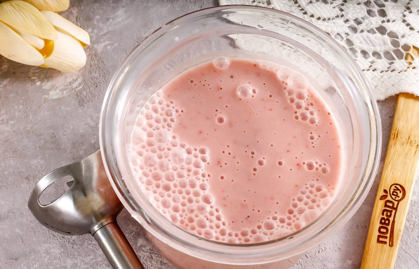 1. Этап. Шоколадный торт с клубничным муссом: Измельчите клубнику, влейте в емкость жидкость с желатином и добавьте сметану любой жирности либо сливки. Норму сахара не уменьшайте, так как желатин 