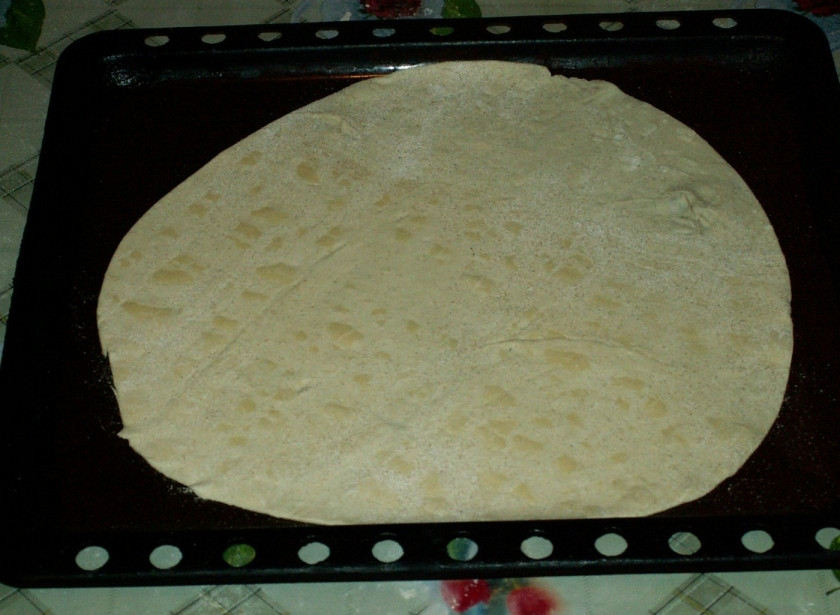 1. Этап. Банановый пирог из слоеного теста: Тесто раскатайте, присыпав мукой слегка. Затем выложите на противень.