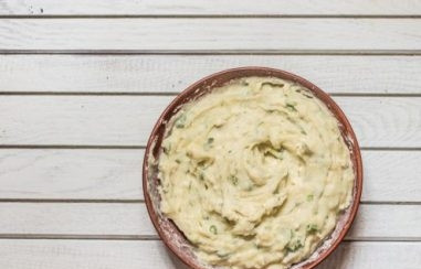 1. Этап. Картофельные фрикадельки: Хорошо перемешиваем содержимое миски до получения однородной массы.