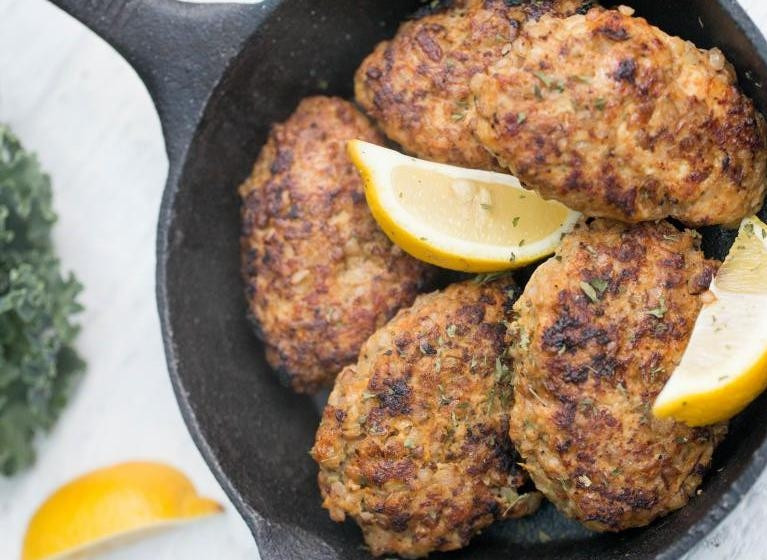 1. Этап. Котлеты с гречкой и фаршем: Затем запекайте котлеты на противне в течение 30 минут при 180 градусах в духовке. Приятного аппетита!