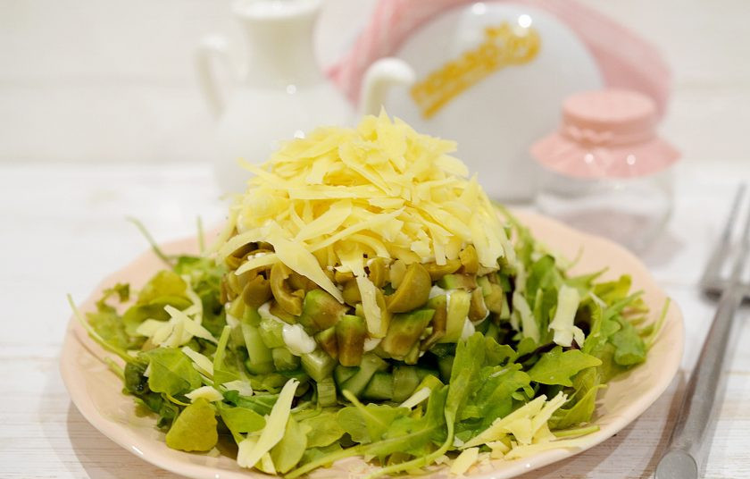 1. Этап. Слоеный салат с авокадо: 10. Немного майонеза и верхний слой сыра. Приятного аппетита!