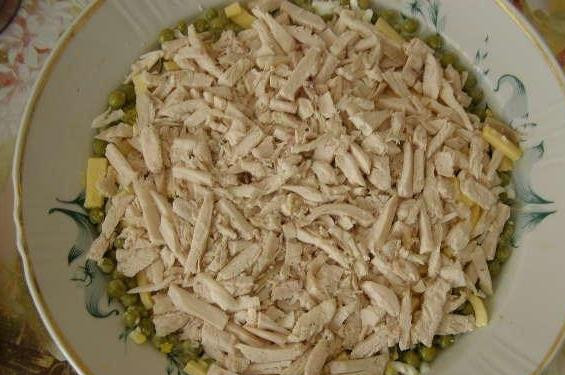 1. Этап. Куриный салат с солеными огурцами: Затем разложить куриное филе, смешанное с майонезом.