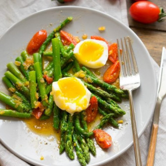 Теплый салат со спаржей