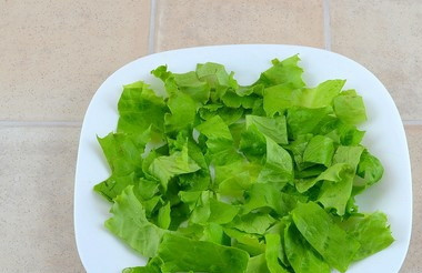 1. Этап. Салат Сердце любимого: На тарелку выложите листья салата.