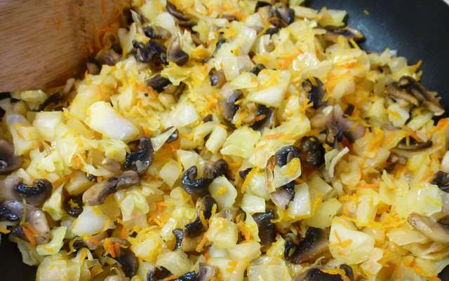 1. Этап. Пирожки с грибами и капустой: Перемешиваем грибы, капусту и морковь.