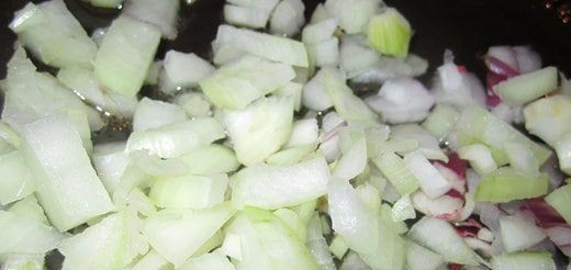 1. Этап. Украинский борщ с пампушками: Оставшиеся две луковицы очистите и нарежьте мелкими кубиками. В отдельной сковороде разогрейте растительное масло, пассеруйте на нем лук до золотистого цвета. Добавьте лучок в борщ.