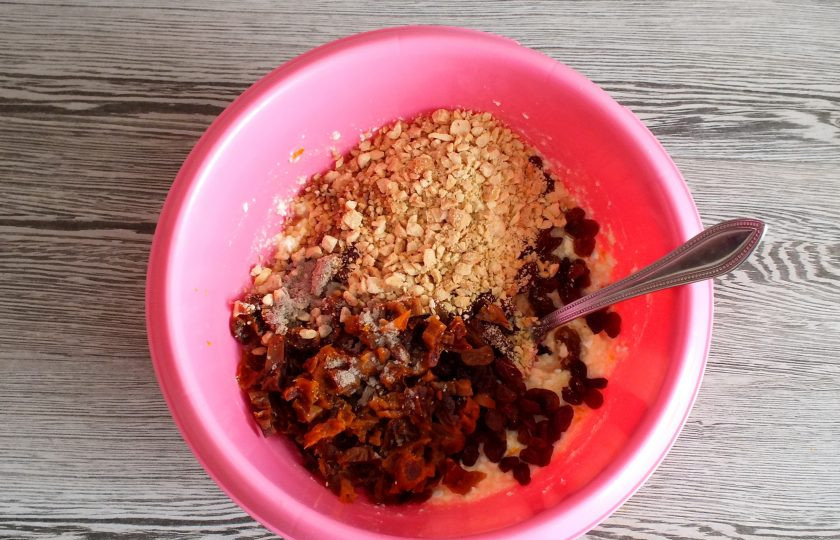 1. Этап. Мини-штоллены: Добавьте изюм, дробленые орехи, нарезанную курагу, кардамон. Перемешайте.