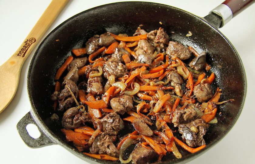 1. Этап. Салат с печенью и редькой: Добавьте нарезанную небольшими кусочками куриную печень и периодически помешивая обжарьте все вместе в течение 7-10 минут.