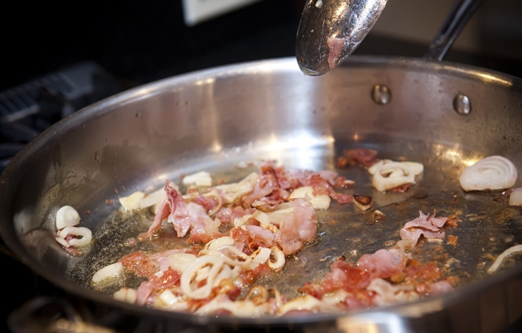 1. Этап. Брюссельская капуста запеченная: Сперва обжарьте прошутто с луком. Пока лук не подрумянится.