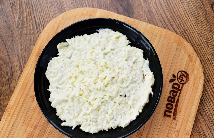 1. Этап. Салат Подсолнух: 5. Третий слой – натертые яйца, майонез.