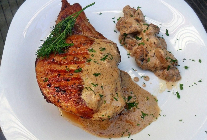 1. Этап. Балык на кости: Готовый балык поливаем грибным соусом. Приятного аппетита!