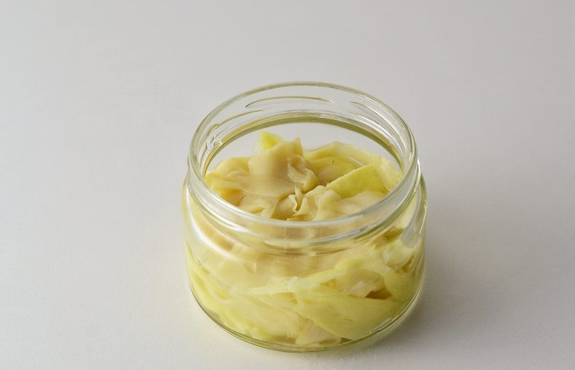 1. Этап. Имбирь маринованный: Имбирь переложите в чистую банку, залейте горячим маринадом и оставьте до полного остывания при комнатной температуре. Затем закрутите банку, уберите в холодильник на 1-2 дня.