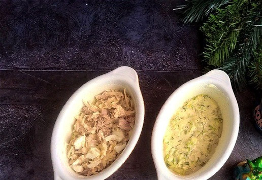 1. Этап. Кабачковая запеканка с тунцом: Основу запеканки делим визуально на 4 части. На низ каждой формочки выкладываем её по одной части. Начинку делим на две части и выкладываем вторым слоем.