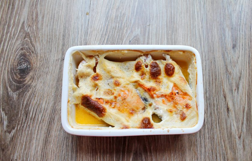 1. Этап. Форель в молоке в духовке: Поставьте в горячую духовку и запекайте форель в течение 30 минут при температуре 180 градусов. Достаньте рыбу из духовки и сразу подавайте к столу.