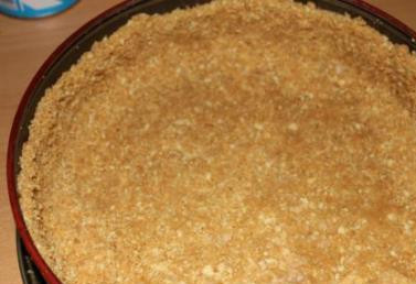 1. Этап. Чизкейк со сгущенкой без выпечки: На дно формы кладем печенье и тщательно его утрамбовываем.