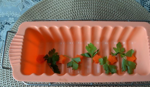 1. Этап. Холодец Три ноги: Подготавливаем формы, судочки, в которых будем готовить холодец. Я взяла металлический, 