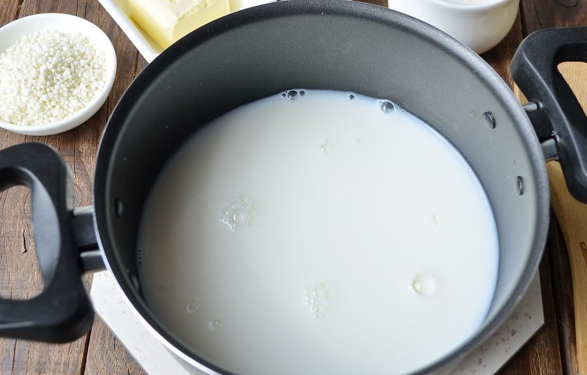 1. Этап. Каша из саго: В антипригарную кастрюлю перелейте молоко, доведите его до кипения.