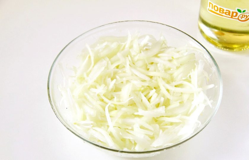 1. Этап. Мясные рулетики с луком: Одну луковицу оставьте для соуса, остальной нарежьте перьями или полукольцами и сложите в глубокую миску или тарелку. Добавьте уксус, сахар, щепотку соли, хорошо все перемешайте и помните лук руками, чтобы он стал мягче.