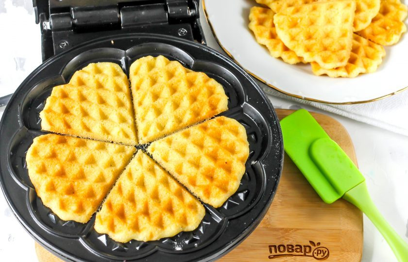 1. Этап. Кето-вафли: Сильно прогрейте вафельницу и смажьте ее панели в первый раз маслом. Выложите примерно 1,5 ст.л. теста в середину и прижмите. Выпекайте около 2-3 минут в зависимости от мощности вашей вафельницы. Можно выпекать вафли и в советской вафельнице — не забудьте смазать ее панели!