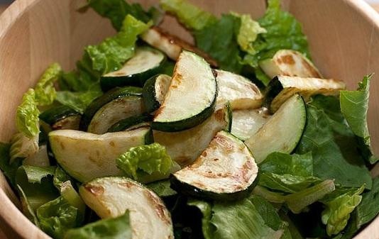 1. Этап. Салат из кабачков с кедровыми орешками: 2. Промыть салат, обсушить и нарвать руками в салатник. Добавить жареные овощи.