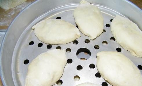 1. Этап. Пирожки на пару: Готовим в пароварке или мантнице, примерно 40-45 минут.