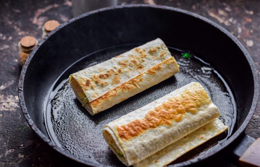 1. Этап. Пирожки из лаваша с яйцом и луком: Сковороду разогрейте, смажьте маслом. Переложите заготовки пирожков в сковороду, жарьте несколько минут. Готовые пирожки подавайте к столу сразу.