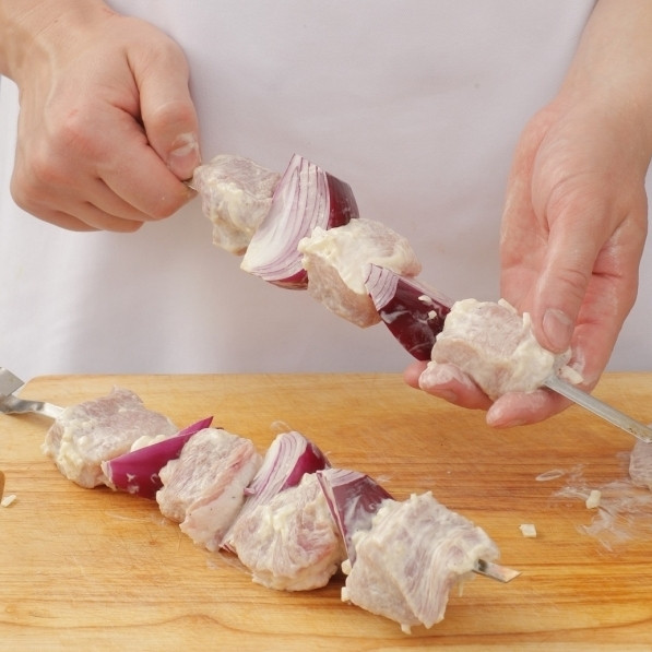 1. Этап. Шашлык из свинины в майонезе: Нанизываем мясо на несколько шампуров. При желании, вместе с мясом можно нанизывать кусочки овощей. Жарить над углями до готовности.