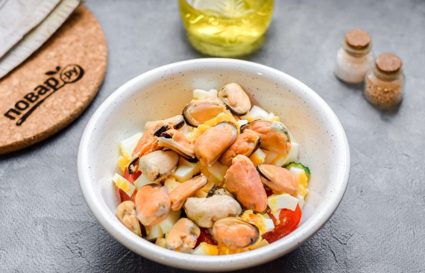 1. Этап. Салат с мидиями: Мидии отварите 4 минуты. Добавьте мидии в салат. Также для рецепта можно взять маринованные мидии.