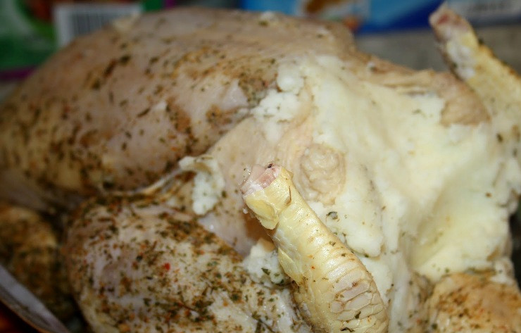 1. Этап. Курица, фаршированная картошкой в духовке: Теперь мы плотненько наполняем этим пюре полость курицы, ее кожу можно не сшивать, начинка и без этого останется на месте.