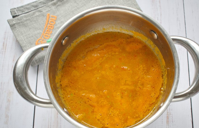 1. Этап. Суп-пюре из запеченных овощей: Разведите пюре овощным бульоном (или водой) до желаемой густоты. Посолите и поперчите по вкусу, добавьте сушеный чеснок. Поставьте на медленный огонь, доведите до кипения, варите в течение 5 минут.