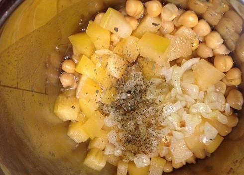 1. Этап. Пюре из нута с тыквой и грибами: 6. Отправляем лук в кастрюлю с нутом и тыквой, добавим базилик, соль и перец по вкусу. Варим минуты 3-4.