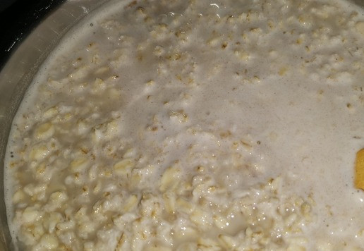 1. Этап. Овсянка по-английски: Варить на медленном огне средний размер - 5 минут, крупный - 10 минут, помешивая.