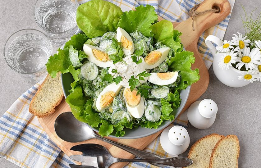 1. Этап. Салат со сметаной: Сразу же подавайте к столу. Приятного аппетита!