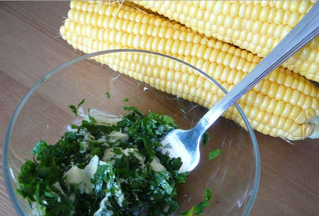 1. Этап. Кукуруза, запеченная в рукаве: 1. Масло комнатной температуры смешаем с измельченной зеленью и специями. Щедро обмажем им каждый початок со всех сторон.