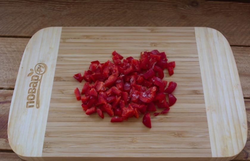 1. Этап. Чудесная закуска из жареного хлеба и яйца: Болгарский перец или томаты нарежьте кубиком. Я использую замороженный перец.